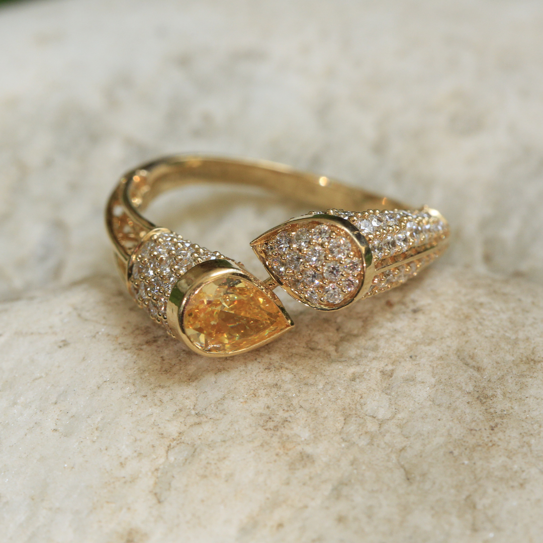 Luminous Teardrop Diamond Ring (Yellow Gold)